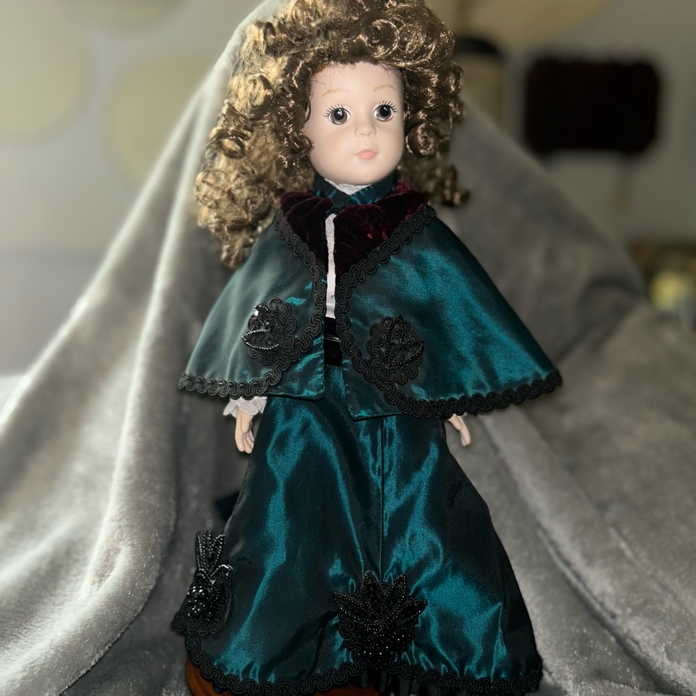 1991 Craft Collection Doll - Elegantly Dressed in Green.